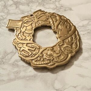 VIRGINIA METALCRAFTERS Solid Polished Brass The Christmas Wreath Trivet